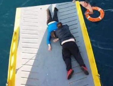 Απίστευτη διάσωση: 69χρονη βρέθηκε στην θάλασσα πέντε μίλια από τον Πειραιά - Καρέ καρέ η διάσωσή της από πλοίο (φωτο)